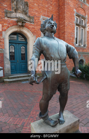 D-Quakenbrueck commune, Artland, Hase Hase, vallée, Artland, Oldenburger Muensterland, Basse-Saxe, Bureau des recettes, l'ancien tribunal de district prussien, Sculpture 'le pauvre contribuable', sculpteur Hans Gerd Ruwe Banque D'Images