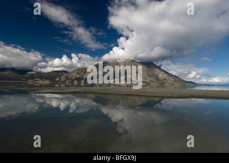 Le lac Kluane et le mont Sheep avec cumulus se reflète dans le lac. UNESCO World Heritage Site. Le parc national Kluane Yukon Ter Banque D'Images