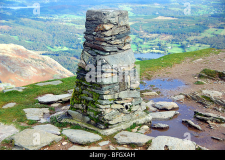 La colonne de l'Ordnance Survey sur le vieil homme de Coniston Banque D'Images