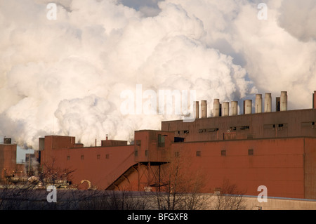 En venant de l'échappement Northshore Mining Company, une usine de traitement à Taconite Silver Bay, Minnesota, USA Banque D'Images