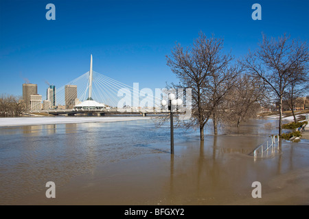 L'inondation du printemps sur la rivière Rouge, Winnipeg, Manitoba, Canada. Banque D'Images