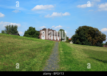 Route der Industriekultur, Naturschutzgebiet Rheinaue Friemersheim, Landschaftsidyllle, schmaler Pfad fuehrt zu einem einsam gelegenen Wohnhaus, Duisbu Banque D'Images