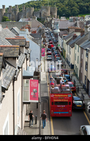 An open topped tour bus in the narrow streets of Conwy (Conway), Wales Banque D'Images