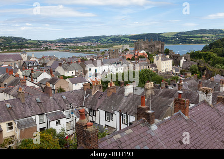 La vue depuis la ville défensive médiévale à travers les murs de la ville de Conwy (Conway) en direction du château, Conwy, Pays de Galles Banque D'Images