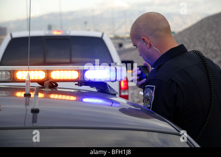 Nevada Highway Patrol State Trooper parlant à la radio après l'arrêt d'un véhicule pour une infraction routière. Banque D'Images