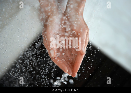 Dans l'eau prendre femme creux des mains, Close up of hands, vue d'en haut Banque D'Images