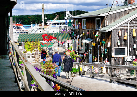 Les touristes à pied vers le bas une passerelle pour un restaurant de fruits de mer sur la baie des Français, Bar Harbor, Maine, USA. Banque D'Images