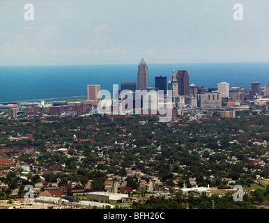 Vue aérienne au-dessus du lac Érié Cleveland Ohio skyline Banque D'Images