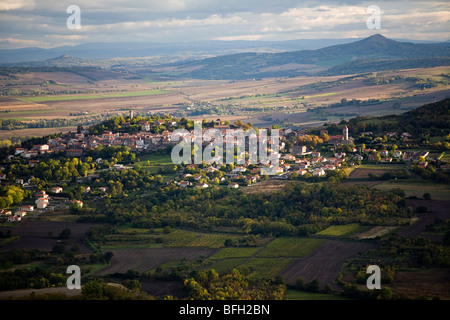 Crest village et la plaine de la Limagne (Puy de Dôme - France). Village du Crest et la plaine de la Limagne (Puy-de-Dôme). Banque D'Images