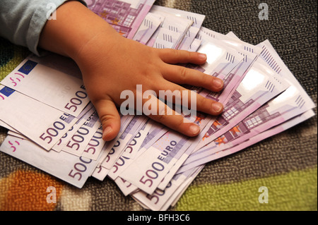 Childs main sur 500 Euro notes Banque D'Images