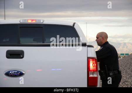 Nevada Highway Patrol State Trooper parlant avec un conducteur arrêté pour une infraction au Code. Banque D'Images