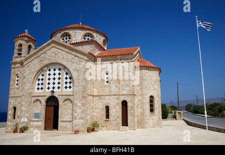 20e siècle église Agios Georgios avec drapeau grec battant à St Georges Bay près de pegeias république de Chypre Europe Banque D'Images