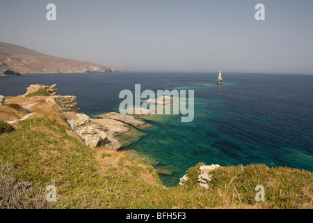 Le phare sur l'île d'Andros dans les Cyclades, en Grèce. Banque D'Images