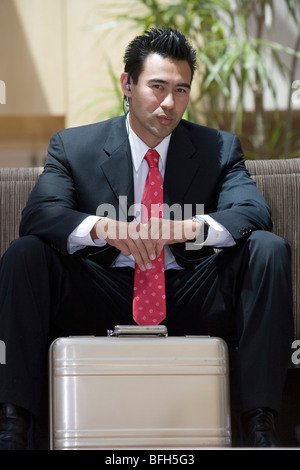 L'homme d'affaires à l'intérieur du porte-documents, portrait Banque D'Images