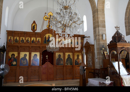 20e siècle l'intérieur de l'église Agios Georgios avec st georges près de l'icône pegeias république de Chypre Europe Banque D'Images