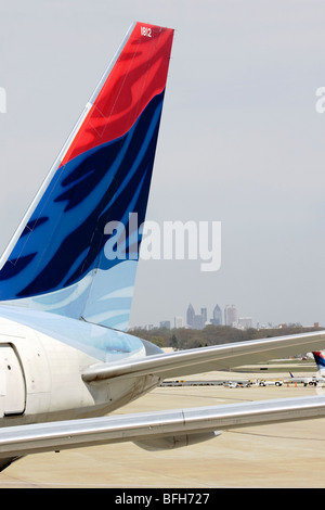 Atlanta skyline encadrée par Delta Air Lines jet à l'aéroport international Hartsfield-Jackson Banque D'Images