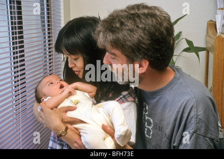 Famille père mère sino-américaine amour sourire heureux Banque D'Images