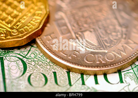 La devise britannique décimal : demi-couronne et trois pence pièce sur Pound Note Banque D'Images