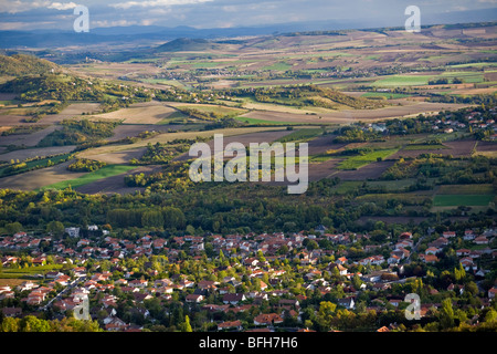 La Roche Blanche village et la plaine de la Limagne (Puy de Dôme - France). Village de La Roche-Blanche et plaine de Limagne. Banque D'Images