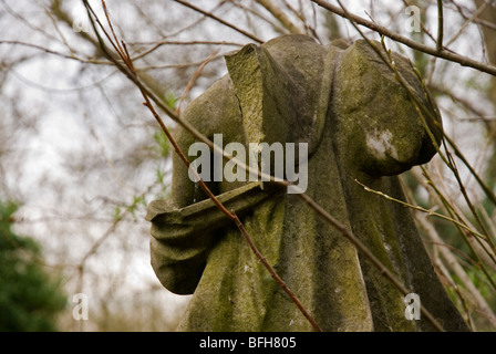 Statue ange avec aile cassée au Cimetière de Highgate, Londres Angleterre Royaume-uni Banque D'Images