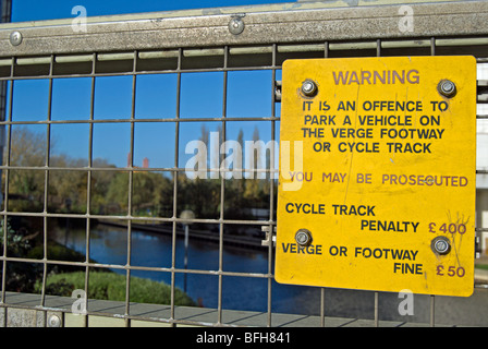 Panneau d'avertissement de trafic britannique avec des pénalités pour le stationnement sur la verge, zambezi River Lodge, ou la piste cyclable, dans l'ouest de Londres, Angleterre Banque D'Images