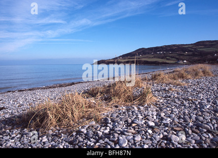 La plage de la baie rouge pierres quai île d'Anglesey au Pays de Galles Banque D'Images