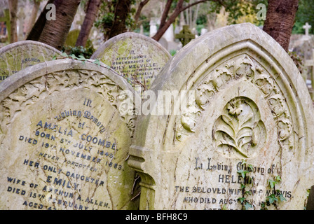 Pierres tombales au Cimetière de Highgate à Londres Angleterre Royaume-uni Banque D'Images