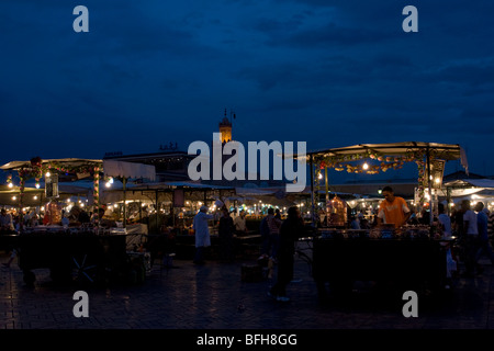 Stands de nourriture sur la place Djemaa el-Fna, la plus grande place de Marrakech, Maroc maintenant un site du patrimoine mondial de l'UNESCO Banque D'Images