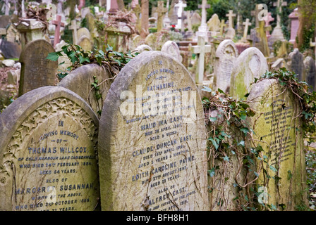 Pierres tombales au Cimetière de Highgate à Londres Angleterre Royaume-uni Banque D'Images