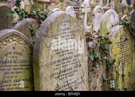 Pierres tombales au Cimetière de Highgate à Londres Angleterre Royaume-uni Banque D'Images