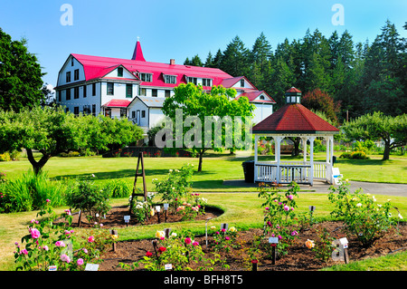 Gazebo et jardins de Providence Farm dans la région de Duncan, en Colombie-Britannique. Banque D'Images