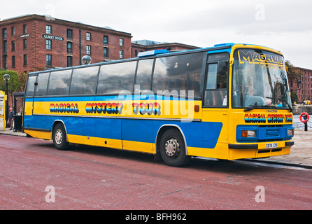 Maghull Coach dans Albert Dock Liverpool spécialisée dans les visites mystère Banque D'Images