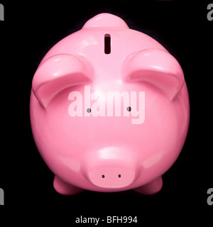 Pink piggy bank argent style fort isolé sur un fond de studio noir Banque D'Images