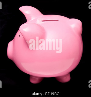 Pink piggy bank argent style fort isolé sur un fond de studio noir Banque D'Images