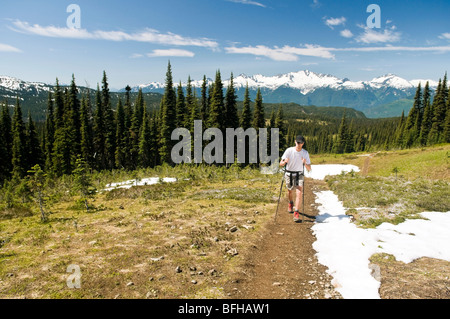 Un randonneur en route vers le Black Tusk dans le parc provincial Garibaldi près de Whistler en Colombie-Britannique. Banque D'Images