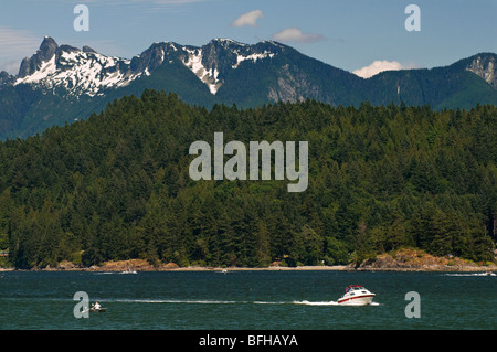 Le point de vue de la côte de la Colombie-Britannique sont magnifiques de Gibson's Landing sur la Sunshine Coast de la Colombie-Britannique, de l'accueil 'Beachcombers'. Banque D'Images