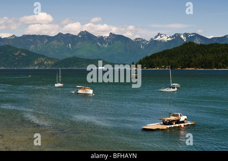 Le point de vue de la côte de la Colombie-Britannique sont magnifiques de Gibson's Landing sur la Sunshine Coast de la Colombie-Britannique, de l'accueil 'Beachcombers'. Banque D'Images