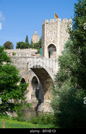 Pont médiéval sur la rivière Fluvia.Besalu. La Garrotxa . Province de Gérone. La Catalogne . Espagne Banque D'Images