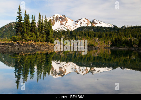 Mont Price et Clinker Peak offrent une belle toile à Garibaldi Lake, de Whistler en Colombie-Britannique. Banque D'Images