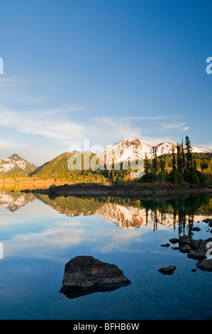 Mont Price et Pic Clinker au coucher du soleil offrent une belle toile à Garibaldi Lake, de Whistler en Colombie-Britannique. Banque D'Images