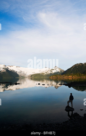 Un randonneur est découpé par le Sphinx et glacier Garibaldi Lake dans le parc provincial Garibaldi près de Whistler en Colombie-Britannique. Banque D'Images