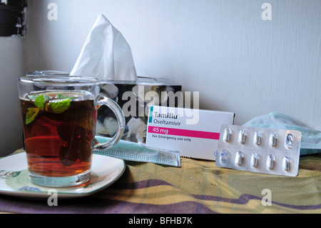 Un masque de visage, un paquet de comprimés de Tamiflu, de tissus et d'une tasse de thé à la menthe contre la grippe porcine, le 30 octobre 2009. Banque D'Images