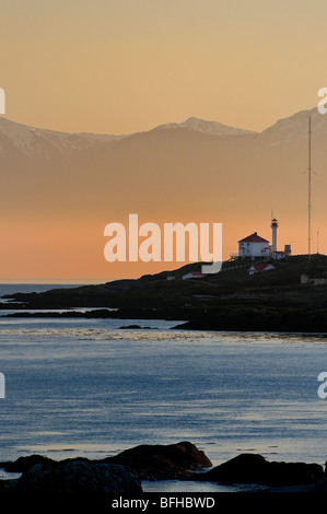 Les montagnes Olympiques fournissent une toile de fond pour l'île de première lumière près de Victoria (Colombie-Britannique). Banque D'Images