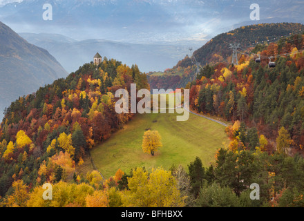 Église de Sankt Jakob ci-dessous Soprabolzano, qui est liée à Bolzano par le Renon téléphérique. Alto Adige Italie Banque D'Images