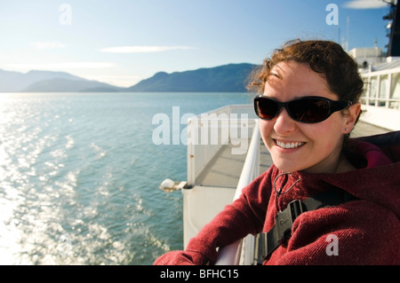 Une jeune femme voyageant sur un BC Ferry de Langdale à Horseshoe Bay, BC. Banque D'Images