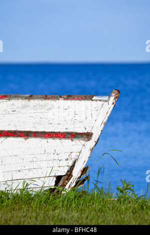 Vieux bateau sur la rive du lac Winnipeg. Le parc provincial Hecla Island, au Manitoba, Canada. Banque D'Images