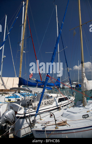 Les yachts et les mâts dans le port de latchi village de la polis municipalité République de Chypre Europe Banque D'Images