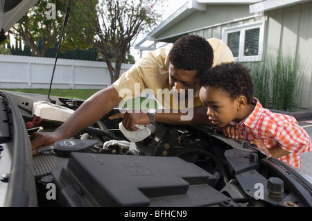 Père et fils (5-6) la réparation de moteur de votre voiture Banque D'Images