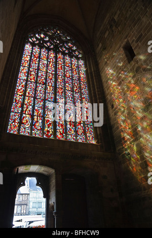 Vitrail dans la Cathédrale de St Tugdual, Treguier, Côte d'Armor, Bretagne, France Banque D'Images