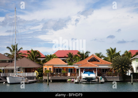 Maisons sur le port à la marina de Jolly Harbour, Antigua, Caraïbes, Antilles Banque D'Images